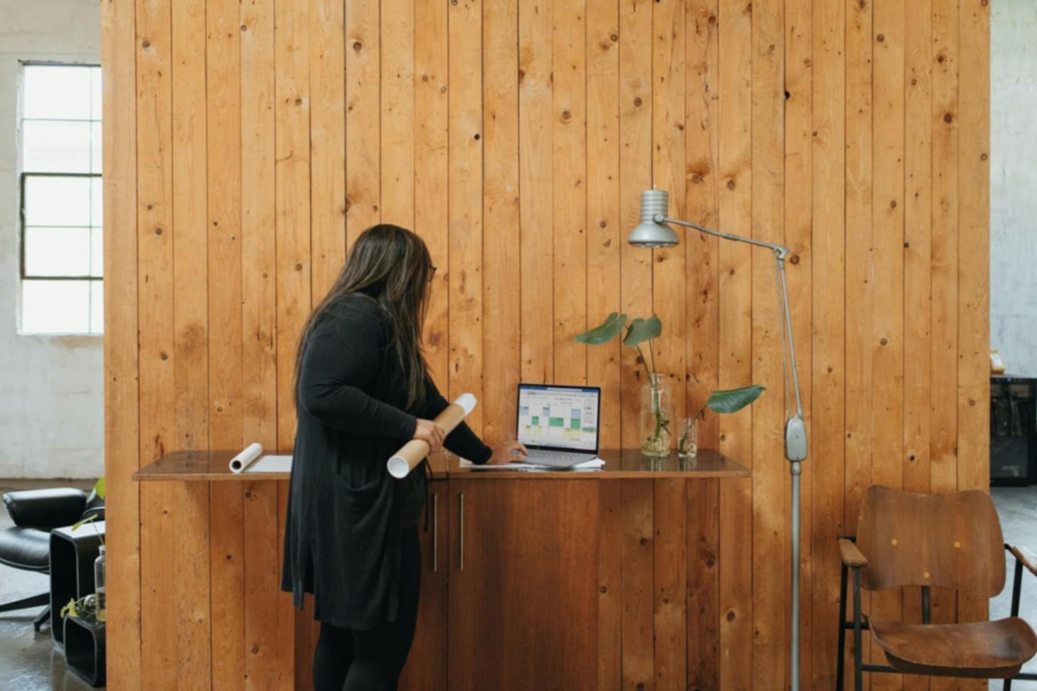 Zufriedene Familie nach erfolgreicher Finanzberatung