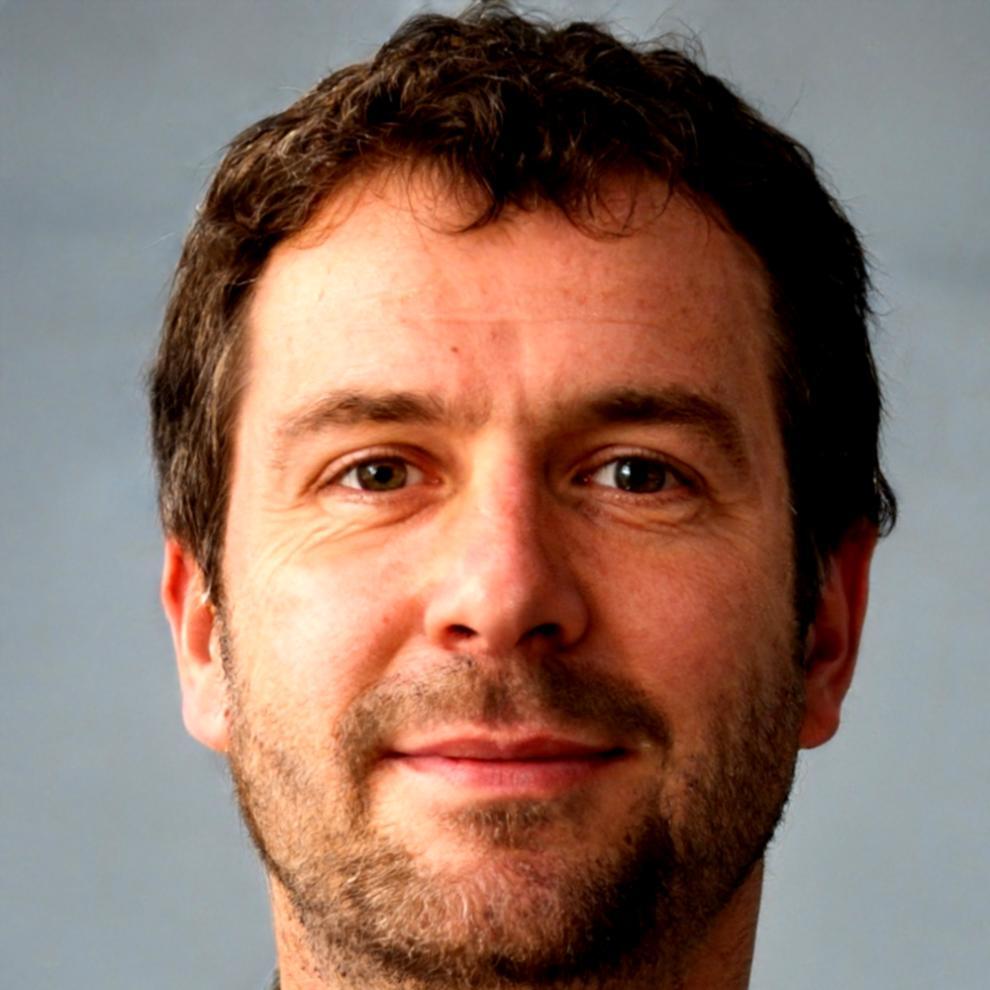 Erfahrener Finanzberater Markus Steinfeld bei der Beratung