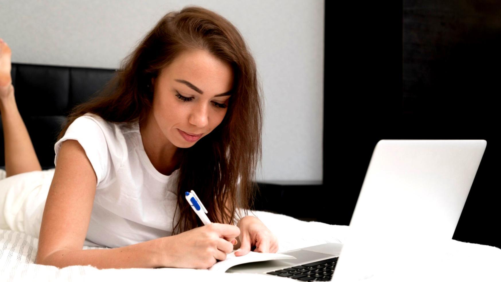 Familie bei der gemeinsamen Budgetplanung