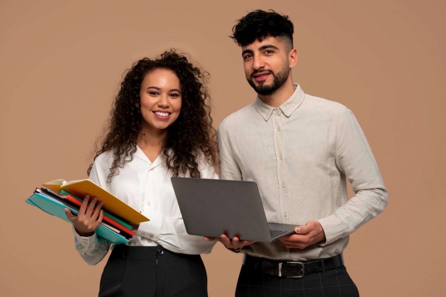 Übersichtliche Budgetplanung mit Taschenrechner und Unterlagen